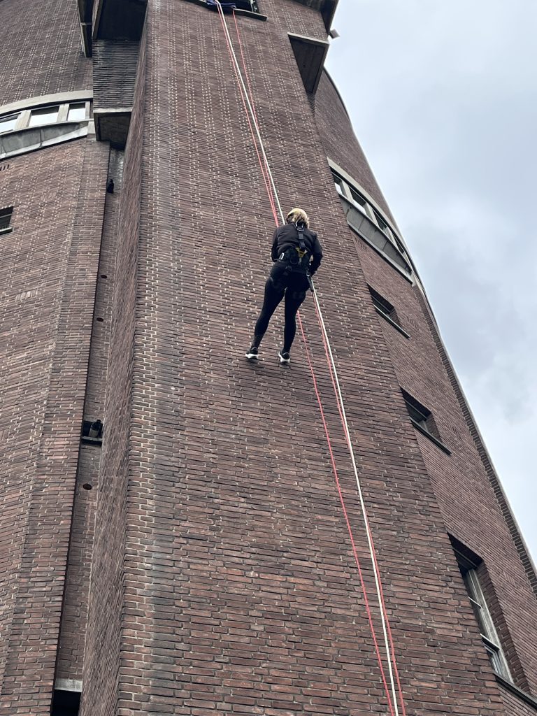 abseilen tijdens Urban Haring Run & Fit Festival